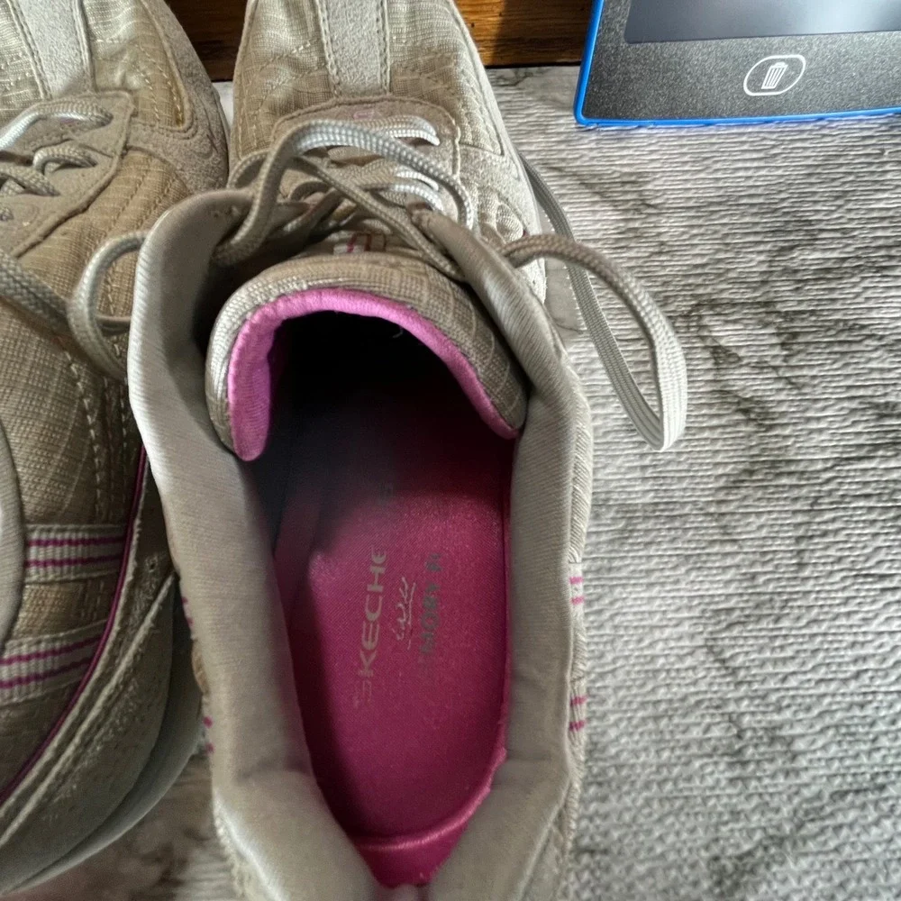 Skechers Relaxed Fit Memory‎ Foam Gray Walking Shoes Size 8.5 Comfort Cushioned